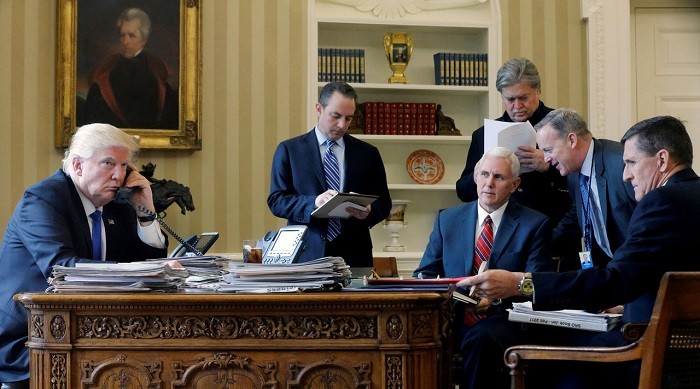 Президент США Дональд Трамп в окружении своих помощников. Фото: point.md