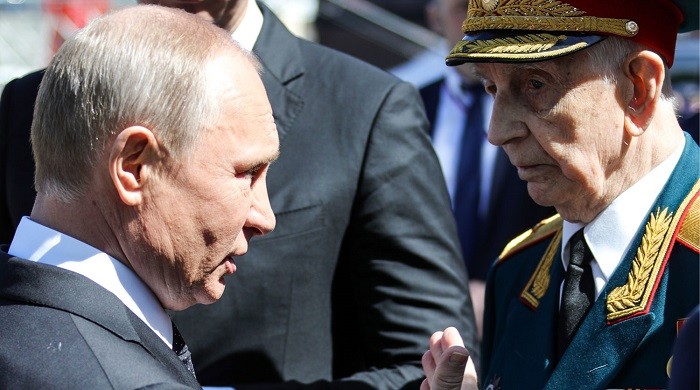 Путин разговаривает с ветераном Дмитрием Сыркашевым. Фото: ТАСС
