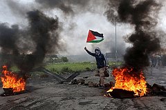 Протестуя в секторе Газа погибли десятки палестинцев