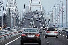 Автомобили поехали по Крымскому мосту