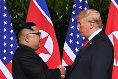 Президент США и лидер КНДР впервые пожали друг другу руки