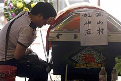 Китайцев заставляют сдавать гробы и кремировать тела
