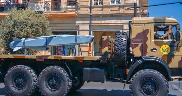 Ракета «SOM-B1», закупленная ВС Азербайджана, на демонстрационной транспортной подставке, размещённой на КАМАЗе. Эта модификация ракеты предусматривает воздушный пуск с точки подвески тактического истребителя. Очевидно, что израильские или турецкие специалисты оказали азербайджанской армии техническую поддержку в аппаратной адаптации «Сомов» для применения с подвесок 4 МиГ-25РБ или МиГ-29УБ, имеющихся на вооружении ВВС Азербайджана