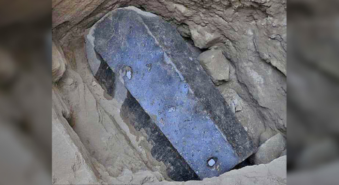 Гигантский саркофаг из черного гранита, найденный в Александрии. Фото: Egypt Ministry of Antiquities / Facebook