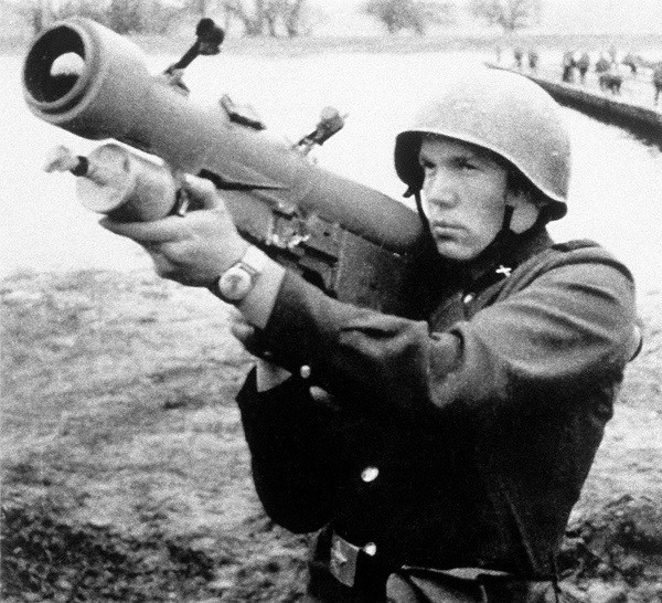 Советский солдат готовится сделать выстрел из ПЗРК  «Стрела-2М»