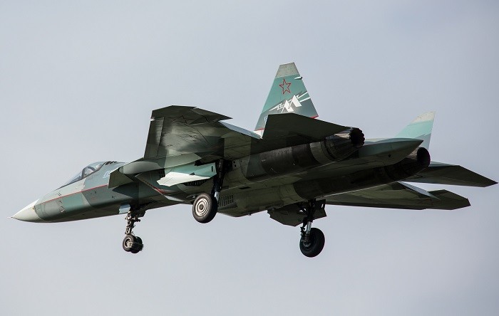 На фото лётный прототип малозаметного истребителя 5-го поколения Су-57 (Т-50-2, бортовой номер «052»). Машина используется в качестве воздушной лаборатории для испытаний двигателя «2-го этапа» с индексом «Изделие 30»