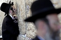 Крупный камень весом 100 кг выпал из Стены Плача в Иерусалиме. ВИДЕО