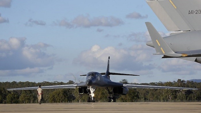 Стратегический бомбардировщик-ракетоносец B-1B «Lancer» готовится к взлёту с авиабазы Амберли (Королевских ВВС Австралии).