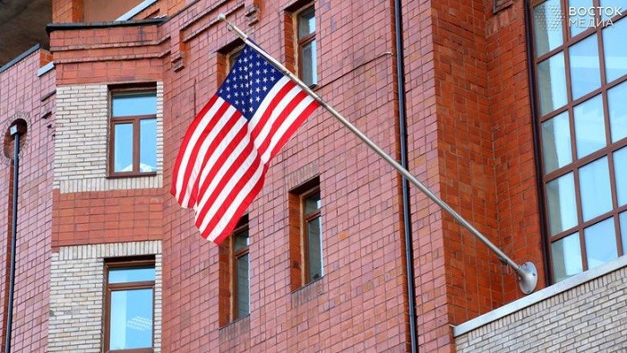 Американский флаг на здании генконсульства США во Владивостоке
