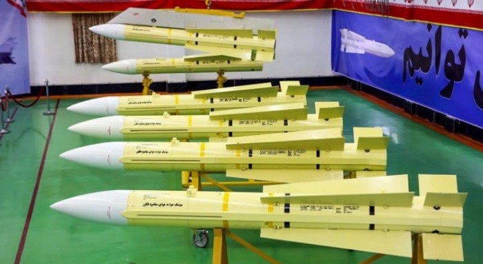 Первые серийные экземпляры ракет «Факур-90» в выставочном зале