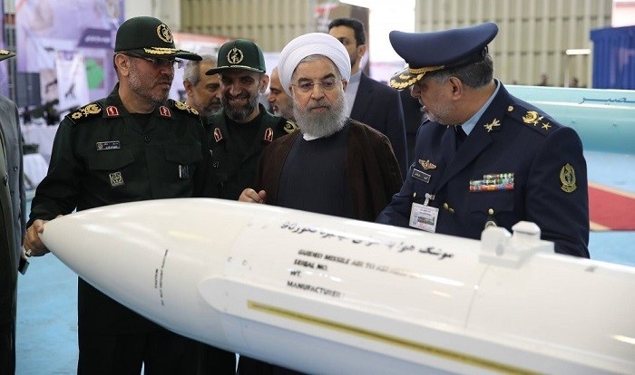 Высокопоставленная делегация Минобороны, верховного руководства и командования ВВС Ирана ознакамливается с демонстратором ракеты дальнего воздушного боя «Fakour-90»; слева направо: экс-министр обороны Ирана Хосейн Дехкан, президент Ирана Хасан Рухани и командующий ВВС Ирана Хасан Шах-Сафи (ныне главой оборонного ведомства ИРИ является бригадный генерал Амир Хатами)