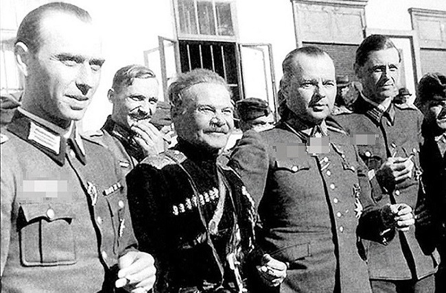 Казачий атаман, группенфюрер СС Шкуро в окружении друзей-нацистов
