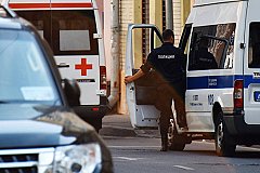 Напавший на московских полицейских скончался