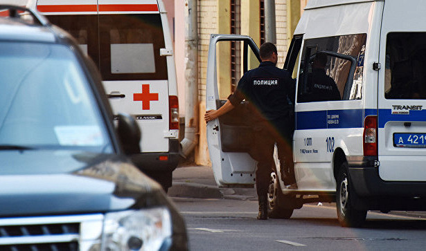 Напавший на московских полицейских скончался