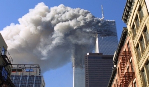 На фото горящее здание ВТЦ в Нью-Йорке, за Зданием № 7. 11 сентября 2001 года.