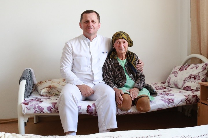Главный специалист-офтальмолог МЗ ЧР Ильяс Митаев со своей пациенткой Лидой-Бисану. Фото автора.