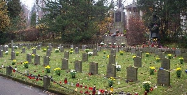 Еленя-Гура. Воинское кладбище по улице Судецка, где похоронено 64 советских. Фото: wwii.space