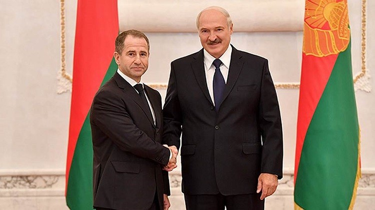 Посол России Михаил Бабич и президент Белоруссии Александр Лукашенко. Фото: kommersant.ru