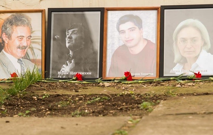 Часть портретов погибших журналистов, в честь которых в Махачкале открыли аллею памяти