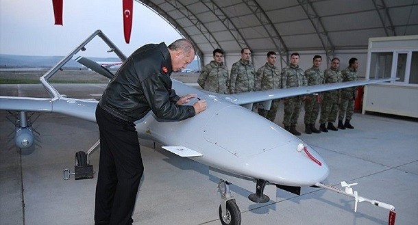 Президент Турции Реджеп Эрдоган расписывается на одном из ударно-разведывательных беспилотных летательных аппаратов «Bayraktar TB2»