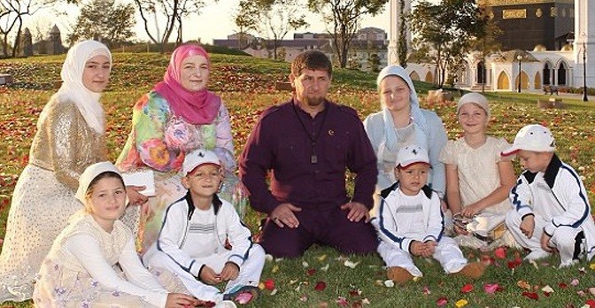 Рамзан Кадыров со своей семьей. Фото: polit.ru