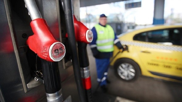 Бензин в России подешевел на 4 копейки фото 2