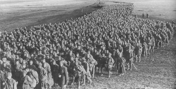 Советские военнопленные под Харьковом, май 1942 г.