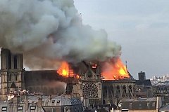 Он весь сгорит! Собор Парижской Богоматери в огненном плену.