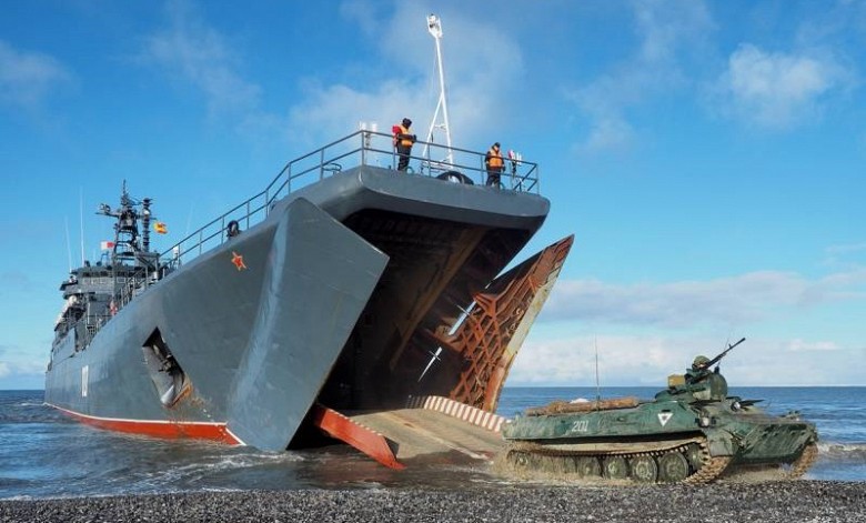 Большой десантный корабль «Носорог» на маневрах