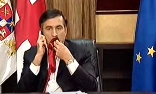 Бывший президент Грузии Михаил Саакашвили, жующий свой галстук. Фото: youtube.com