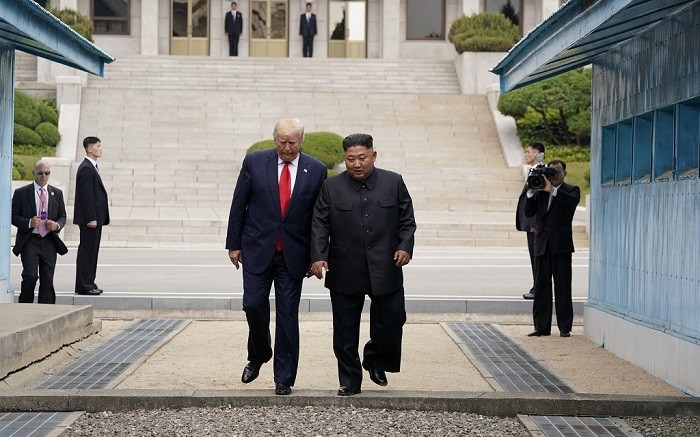 Трамп ступил на землю Северной Кореи фото 2