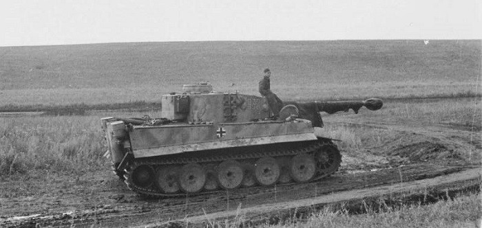 Немецкий солдат на танке Pz.Kpfw. VI «Тигр» в районе Прохоровки