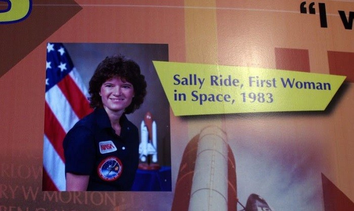 На фотографии американский плакат - «Салли Райд, первая женщина в космосе (1983)». Отметим, американка Райд была только ТРЕТЬЕЙ после Валентины Терешковой (1963) и Светланы Савицкой (1982)