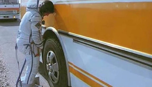 Космонавтам уже не получится торжественно «отлить» на колесо автобуса перед стартом