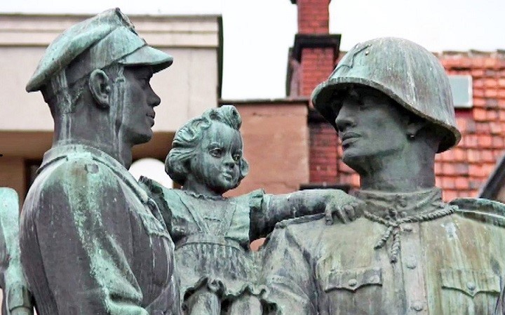 Один из уже снесенных поляками памятников солдатам Красной армии в городке Легница, которые освобождали Польшу от нацистов.
