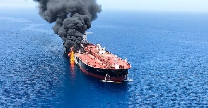 В Красном море атакован и горит иранский танкер