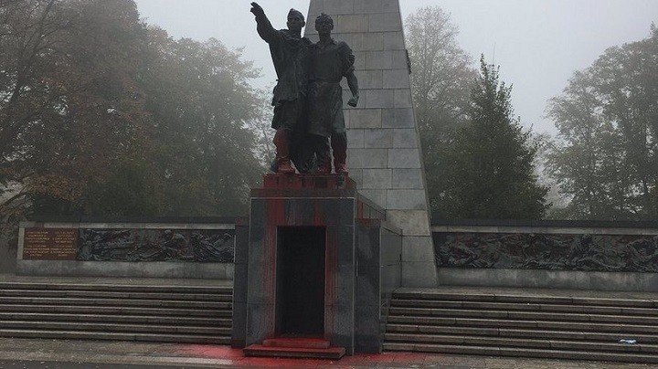 Облитый красной краской памятник Красной Армии в Остраве