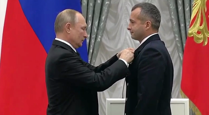 Владимир Путин награждает Дамира Юсупова