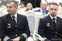 Пилотам, посадившим самолет в кукурузном поле, вручили звезды Героев России