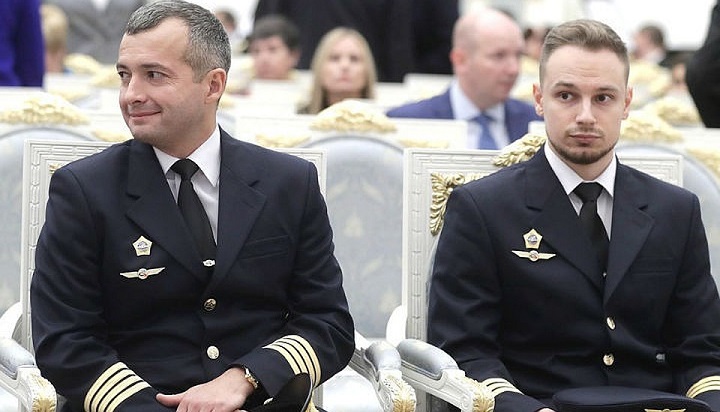 Пилотам, посадившим самолет в кукурузном поле, вручили звезды Героев России