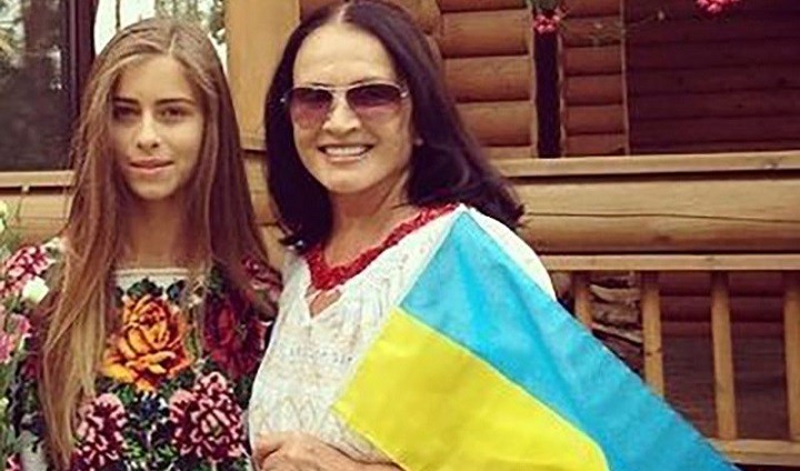 София Ротару с украинским флагом в руках. Фото: bloknot.ru