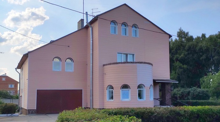 Омский бизнесмен подарил «Радуге» трёхэтажный коттедж