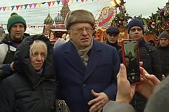 Жириновский, раздавая деньги на Красной площади, называл людей «крепостными, холопами»