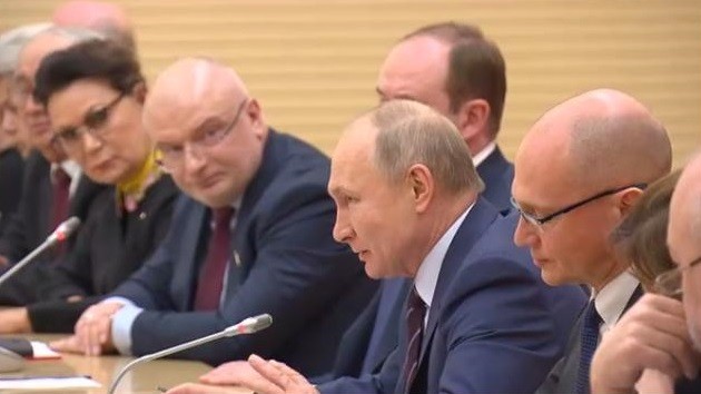 Президент России Владимир Путин на встрече с членами рабочей группы по подготовке предложений о внесении поправок в Конституцию РФ 16 января 2020 года