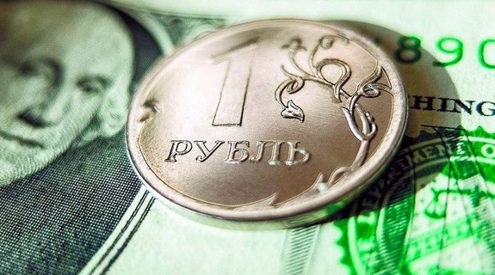 Рубль ускорил падение после обрушения цены на нефть. фото 2