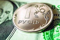 Рубль ускорил падение после обрушения цены на нефть.