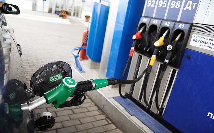 Чиновники уверено обещают не снижать цены на бензин. фото 2