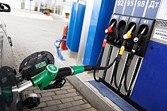 Чиновники уверено обещают не снижать цены на бензин.