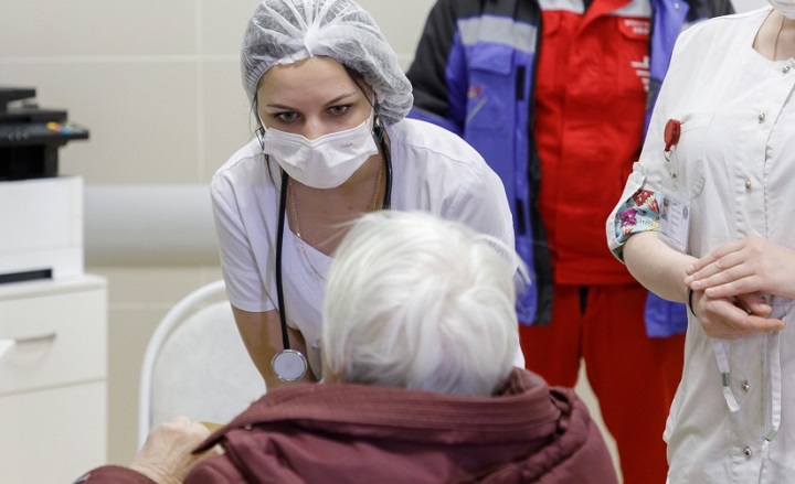 На коронавирус проверят всех граждан РФ старше 65 лет с симптомами ОРВИ.