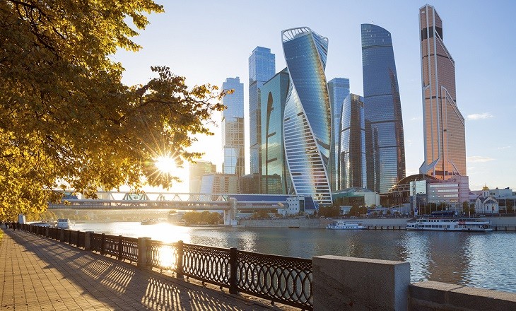 Вид на небоскребы Москва-Сити с набережной реки.